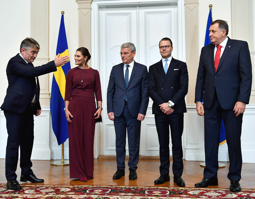 Kronprinsessan strålar i blus och byxor från det finska märket Andiata. kronprinsessan victorias resa till bosnien