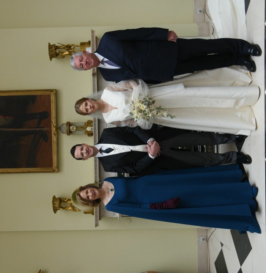 De officiella bilderna på nyblivna prinsessan Danica och hennes man prins Philip. Till vänster hans mamma prinsessan Maria och till höger pappa kronprins Alexander.