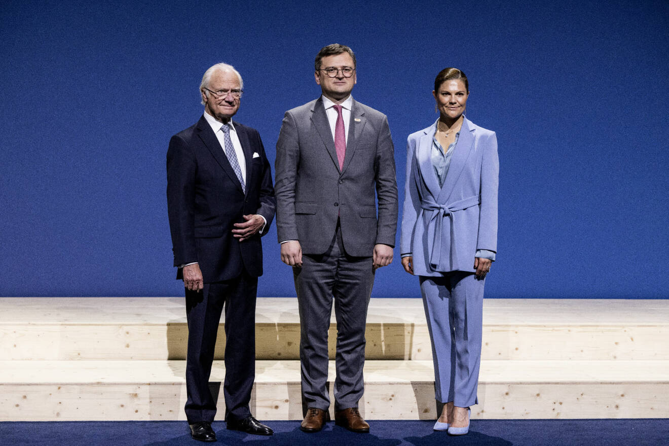 Kung Carl Gustaf, Ukrainas utrikesminister Dmytro Kuleba och kronprinsessan Victoria.