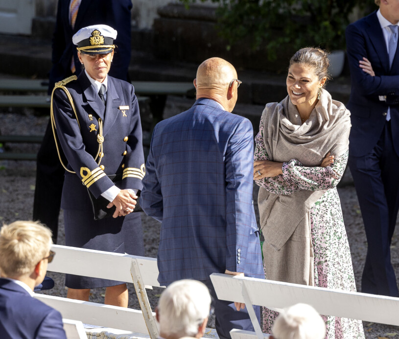 Kronprinsessan Victoria bar en vacker, ljusrosa klänning med blommönster och skyddade sig från den svala brisen med en sjal. Kronprinsessan Victoria Medevi Brunn
