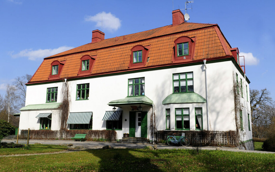 När Jonas Bergström var förlovad med prinsessan Madeleine var det tänk att paret skulle flytta till Villa Parkudden efter giftermålet. Ett hus som bara ligger ett stenkast från Jonas och Stephanies nya drömhem. villa parkudden prinsessan madeleine jonas bergström