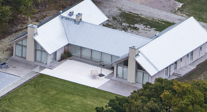 Villa Skönvik med sin träfasad som med tiden kommer att gråna. Och kanske skvallrar de tre skorstenarna om hela tre braskaminer. Villa Skönvik Solliden Kronprinsessan Victoria Arkitekt Cecilia Margen Wigow