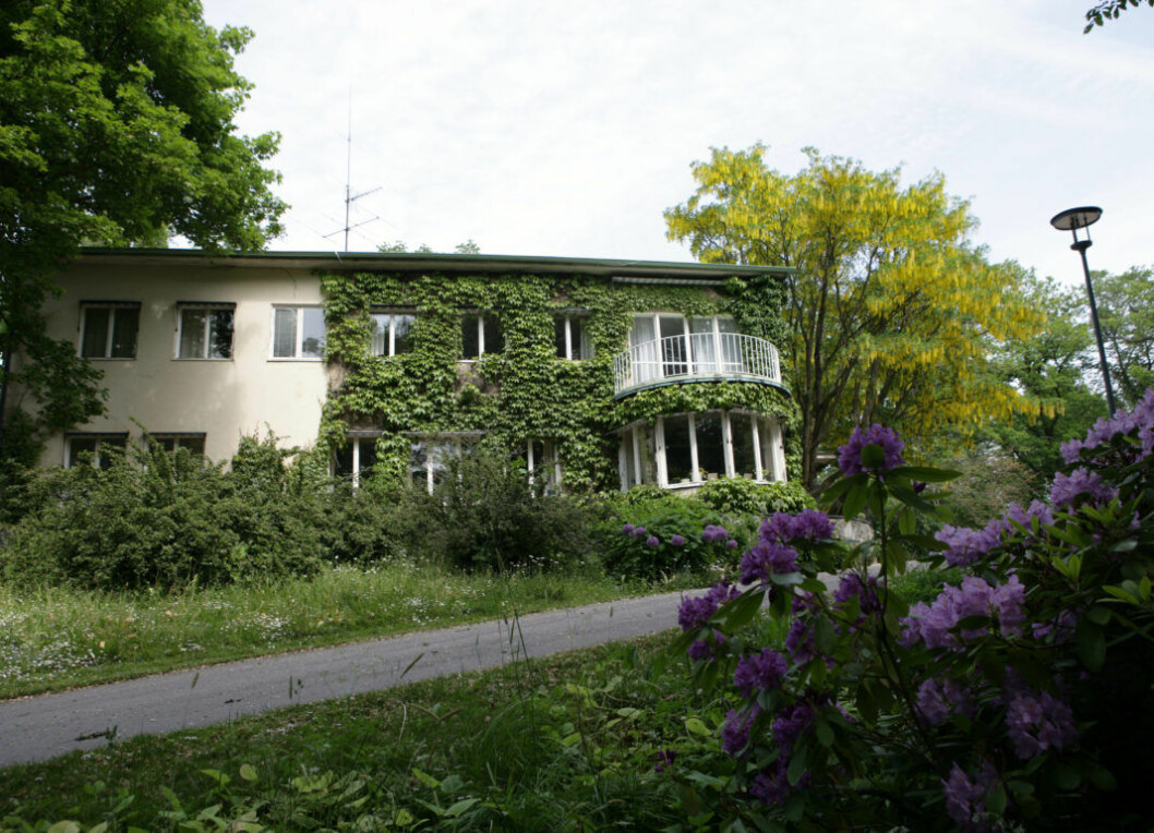 Här bor prinsen och Sofia! Och ser ni var de sitter på bilden nedan? Just det! I det rundade burspråket på framsidan av huset. Vilken ljuvlig arbetsmiljö! Solbacken