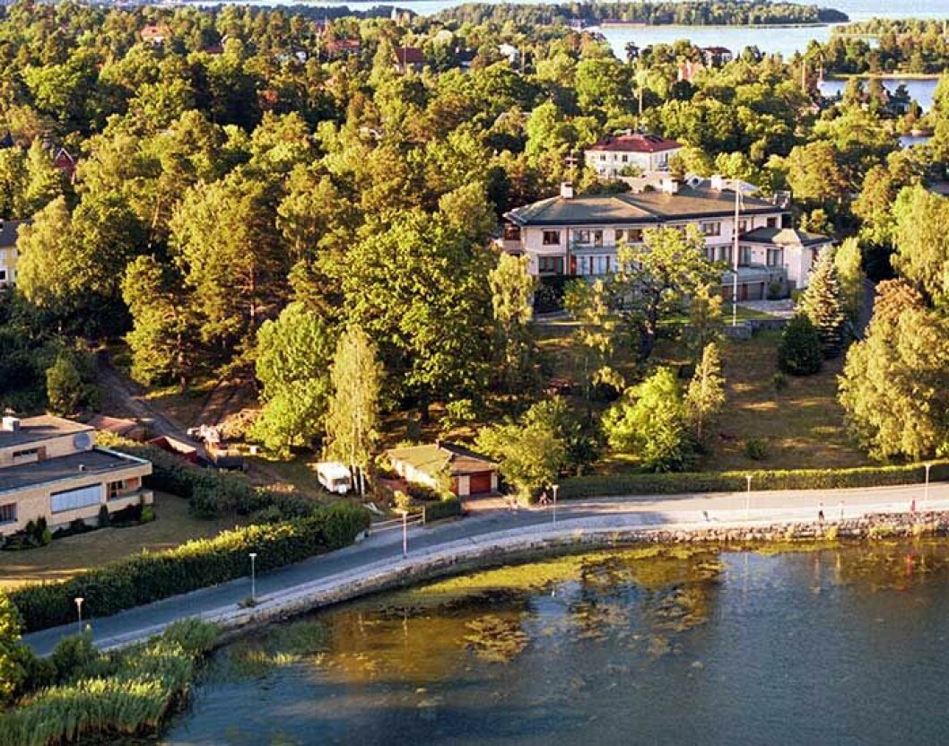 Till höger syns Fredrik och Ann-Marie Lundbergs nya “Villa Ekudden” på Djursholm. Vill Ekudden i Djursholm