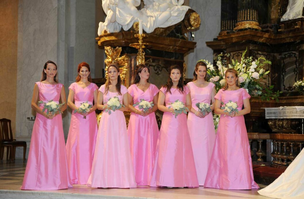 <em>Tärnornas klänningar var i 3 olika nyanser av rosa. Tanken var att dom skulle påminna om en blombukett vid altaret. Mathea Solheim, Vicky Andrén Magnuson, Hannah Ek, Madeleine Richter, Alicia Hellqvist, Jess Loft och Sophie Taube.</em> Tärnorna! Mathea Solheim, Vicky Andrén Magnuson, Hannah Ek, Madeleine Richter, Alicia Hellqvist, Jess Loft och Sophie Taube.