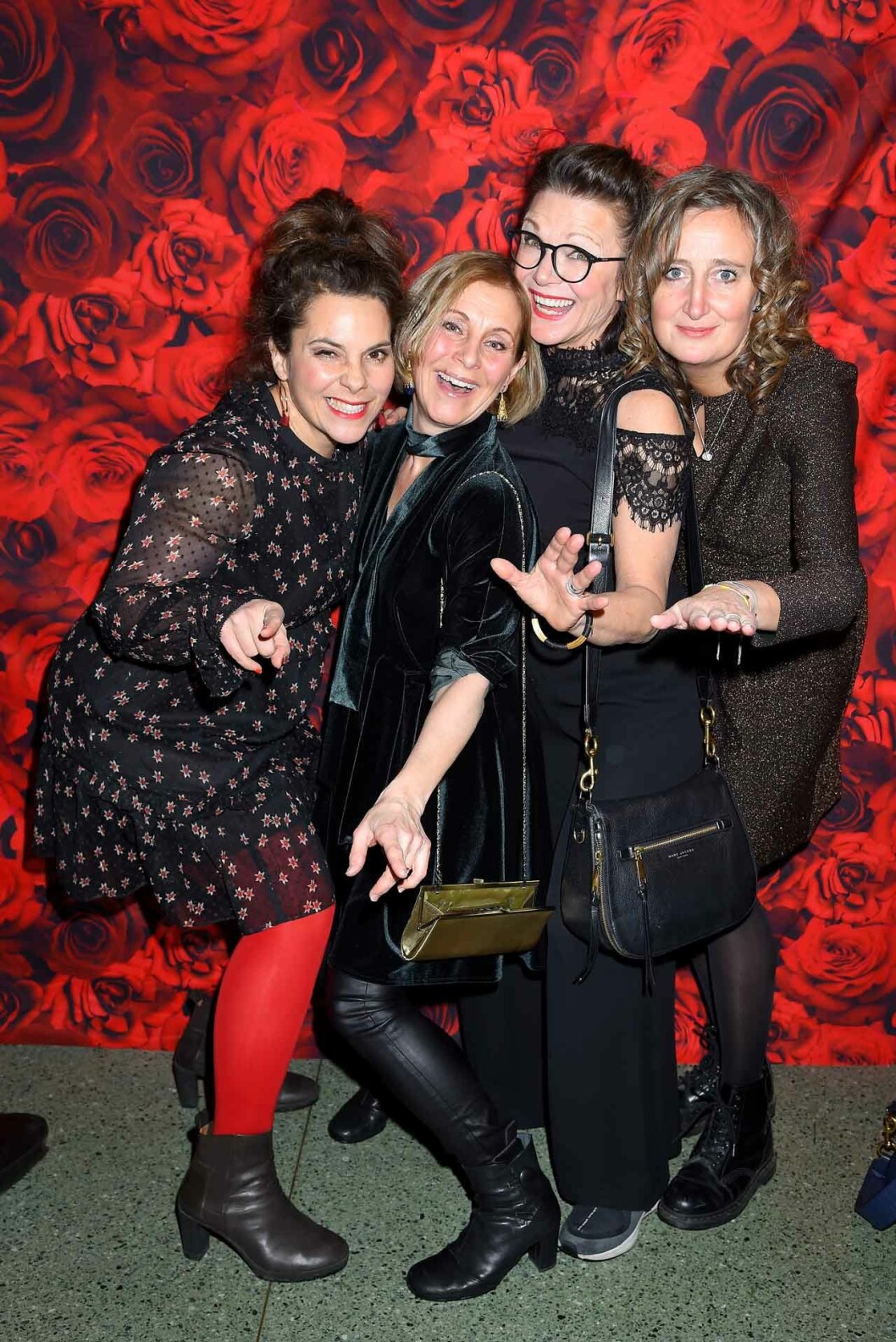 Kvällens gladaste kvartett! Vanna Rosenberg, Helen Sjöholm, Katrin Sundberg och Emma Bucht. Kvällens gladaste kvartett! Vanna Rosenberg, Helen Sjöholm, Katrin Sundberg och Emma Bucht.