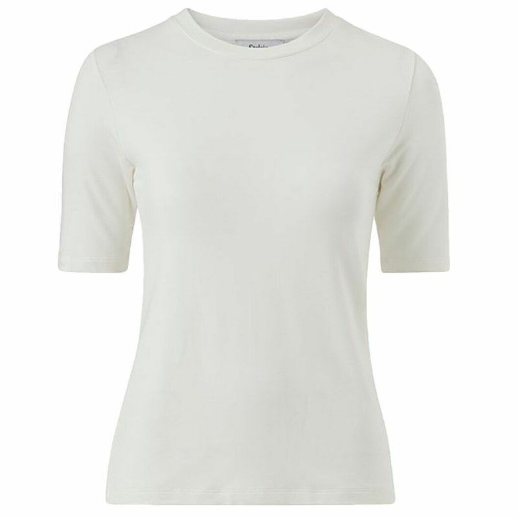 Vit t-shirt från Stylein. Kostar 349 kronor på rean. <a href="https://www.awin1.com/cread.php?awinaffid=451791&awinmid=8905&platform=dl&p=%5B%5Bhttps%253A%252F%252Fwww.ellos.se%252Fstylein%252Ftopp-sydney%252F1565478-02%5D%5D" target="_blank" rel="noopener">Här kan du fynda.</a> vit t-shirt stylein