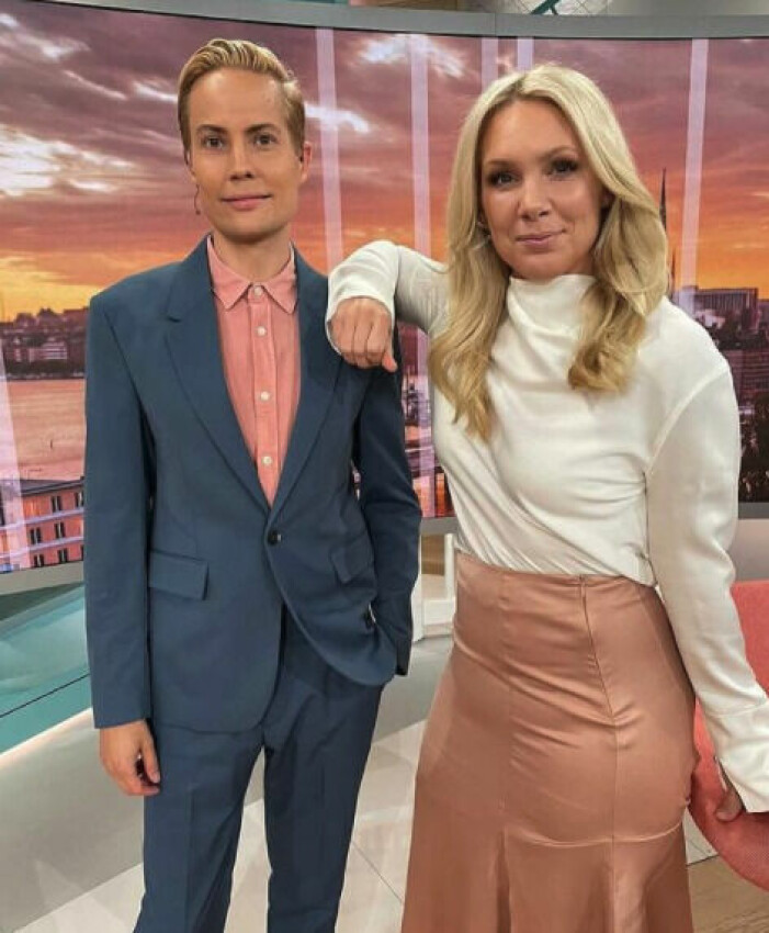 Anna Brolin i vit blus och rosa kjol i Efter Fem
