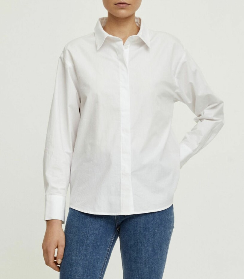Vit skjorta från Stylein i rak modell med dold knäppning, <a target="_blank" href="https://in.ahlens.se/t/t?a=1136856392&as=1267646502&t=2&tk=1&epi=ig-vit-skjorta&url=https://www.ahlens.se/Mode/overdelar/blusar-skjortor-15176/stylein-jackie-shirt-vit-90883619/">läs mer och köp här.</a> Vit skjorta Stylein