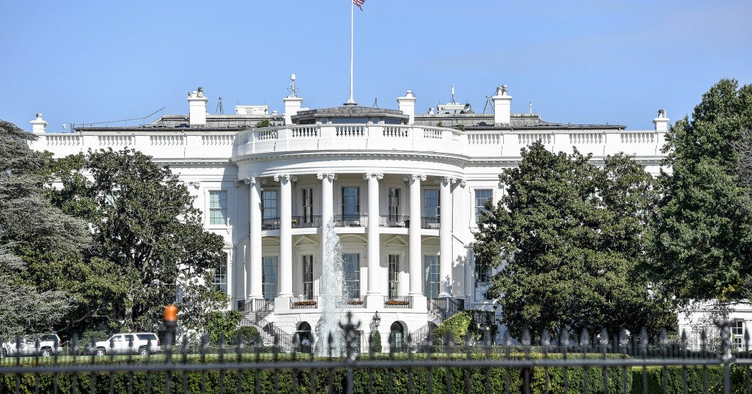 Melania Trump uppges börjat flytta ut saker från Vita huset bakom ryggen på maken Donald Trump. Vita huset