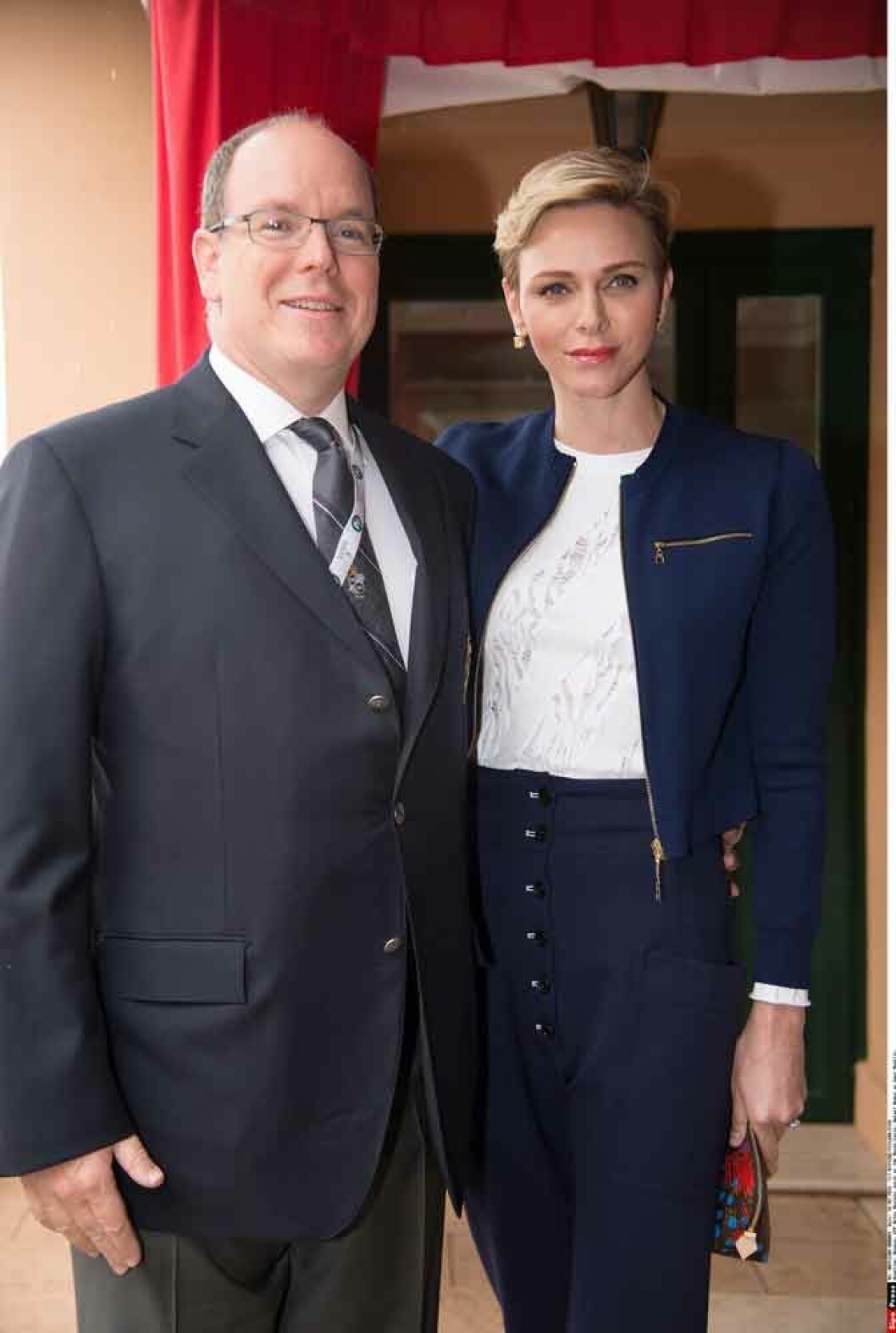 Prins Albert och prinsessan Charlene av Monaco. Nedanför, tvillingarna Jaques och Gabriella.