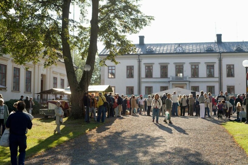 När det inte är pandemi händer det att folk springer på Victoria och Daniel i vimlet här på Wij Trädgårdar. Men alla håller masken förstås! Wij Trädgårdar i Ockelbo