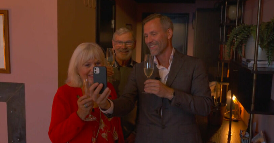 Innan Pernillas föräldrar och pojkvän såg showen tog de ett glas tillsammans på hotellet. Christina Schollin, Hans Wahlgren och Christian Bauer