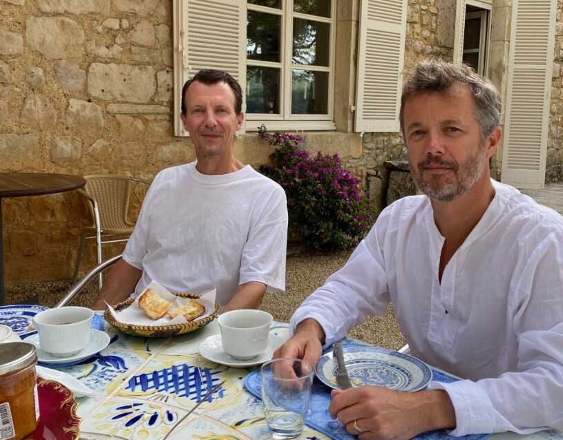 Den första tiden efter hemkomsten var prins Joachim tydligt märkt av sin sjukdom. Prins Joachim med kronprins Frederik efter stroken