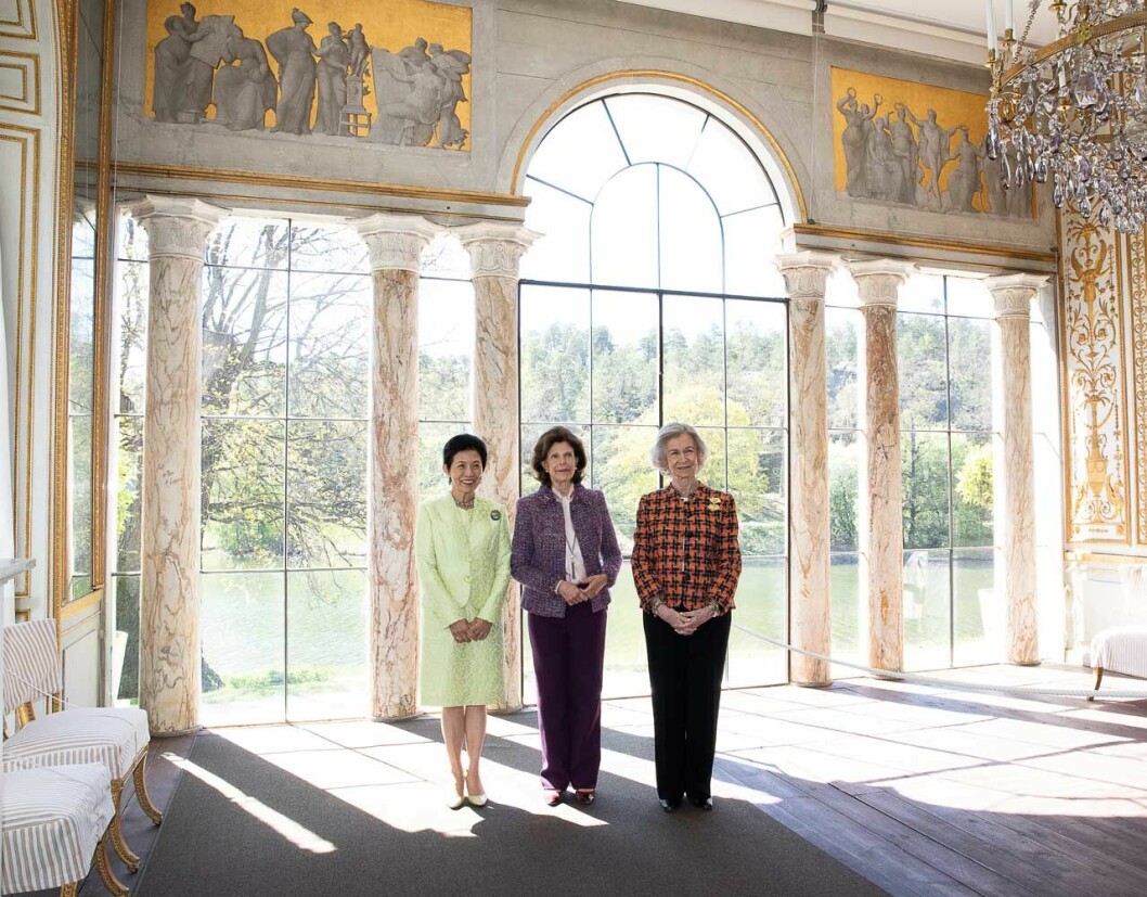 Man kan inte bli annat än imponerad i Gustav III:s underbara paradrum! Drottning Silvia, drottning Sofia och prinsessan Takamodo i Gustav III:s paviljong.