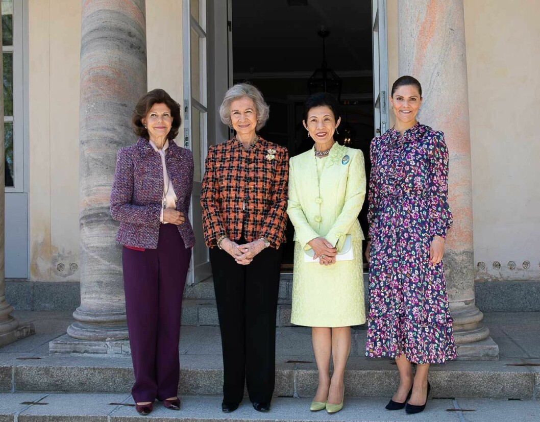 Detta var en helt informell lunch, så stämningen var avslappnad och de höga dörrarna släppte in vårljuset. Drottning Silvia, drottning Sofia av Spanien, prinsessan Takamodo av Japan och kronprinsessan Victoria på trappan till Haga slott.