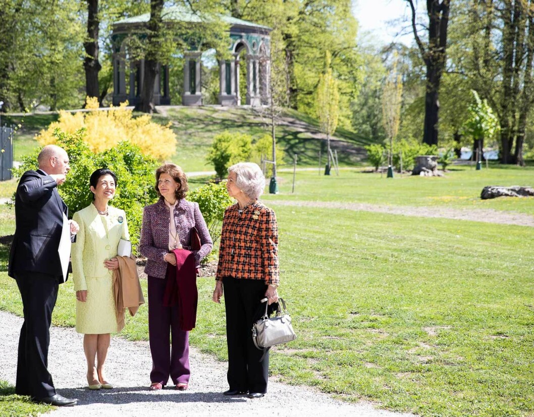Hovveteranen Jonas Wallin visar runt. Kammarmästare Jonas Wallin guidar drottning Silvia, drottning Sofia och prinsessan Takamodo på Haga.