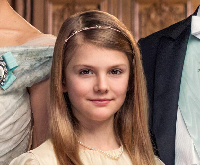 Än så länge fuskar Estelle med ett litet låtsasdiadem.