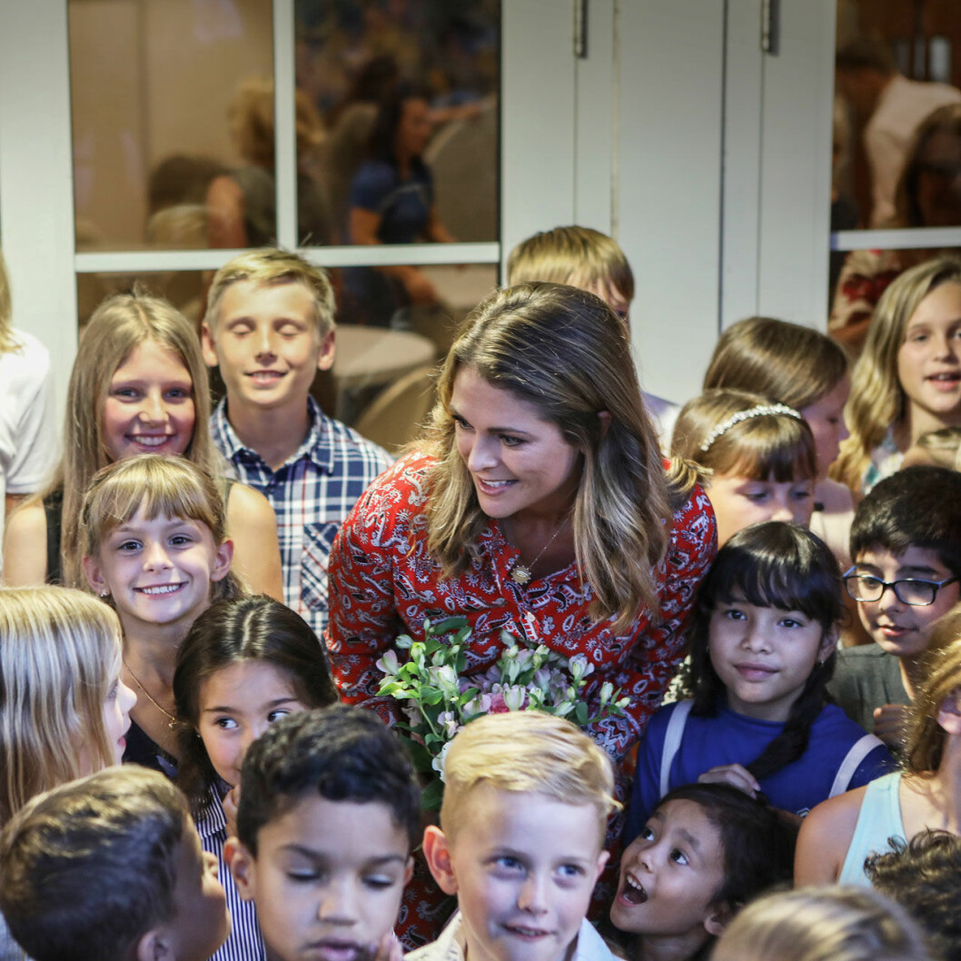 Barnen från Svenska skolan i Fort Lauderdale sjöng och några hade tagit med sig prinsessan Madeleines bok ”Stella och hemligheten” för att få dem signerade.