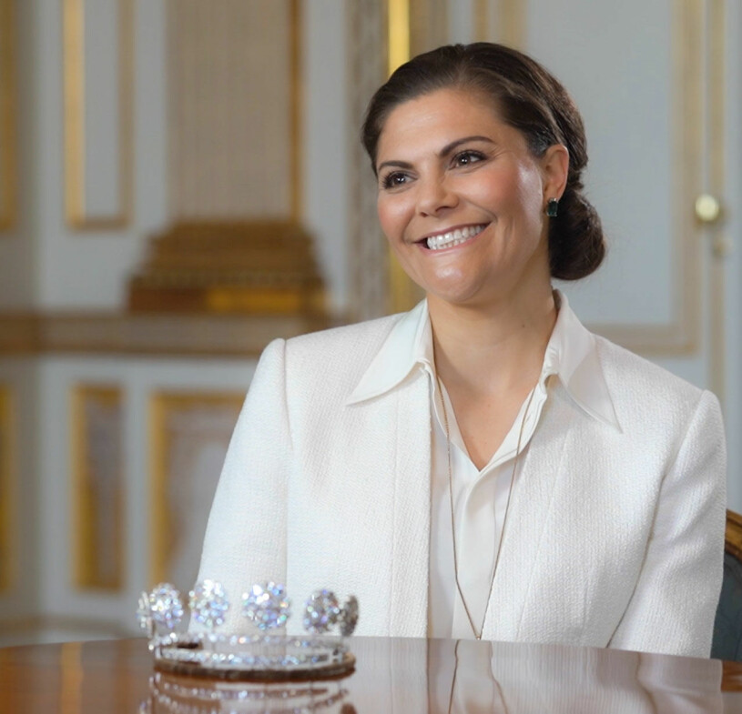 Victoria – som har en stark relation till juvelerna hon bär. Här på en bild från SVT-dokumentären Kungliga smycken. Kronprinsessan Victoria med en av sina tiaror