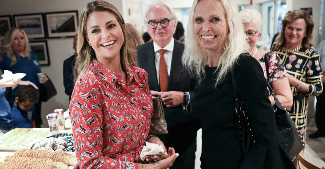 Det är till vicekonsuln Carina Holmgren (till höger) som prinsessan Madeleine ringer när hon behöver boka en resa.
