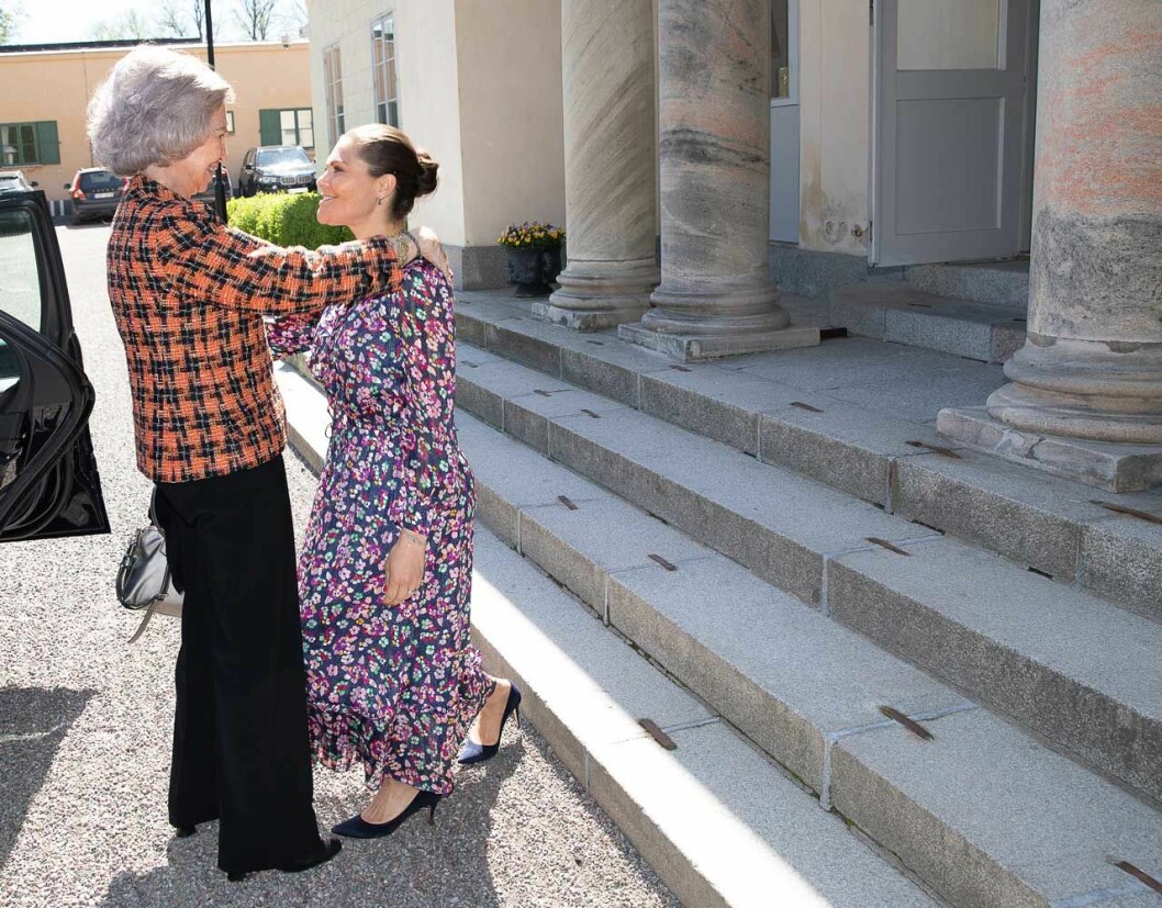 Victorias lilla hovningning. Kronprinsessan Victoria hovniger för drottning Sofia.