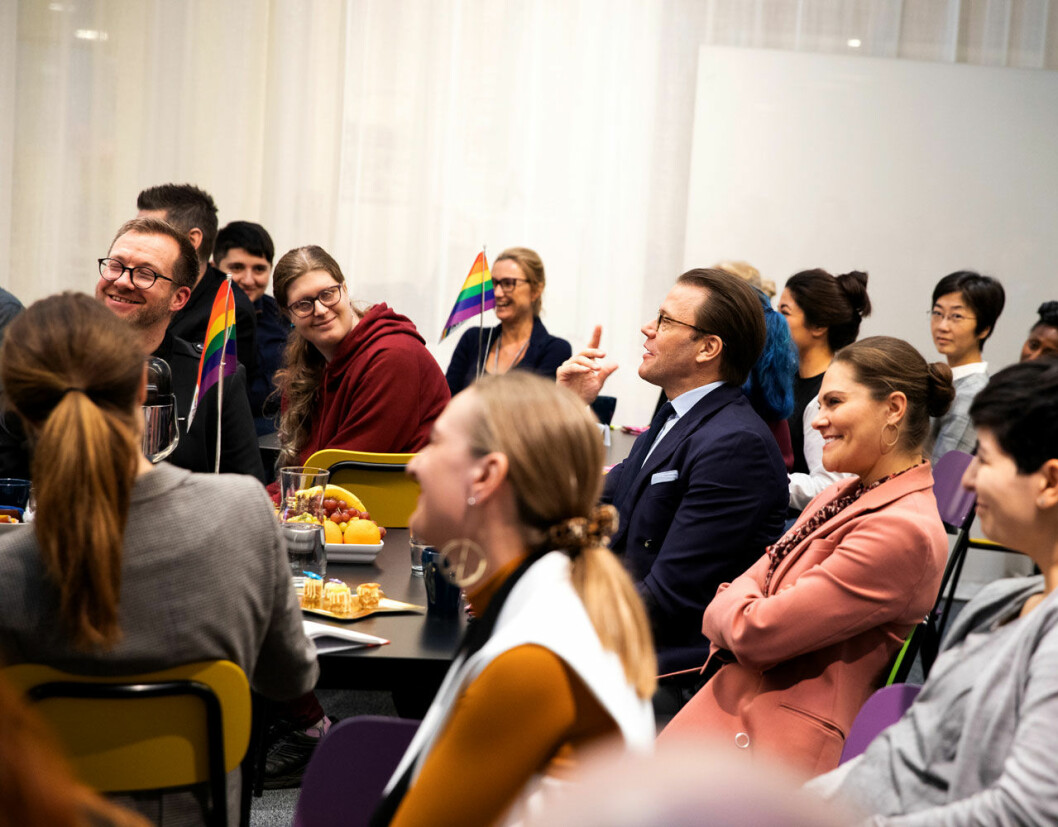 Bakelser och afternoon tea på RFSL:s kansli. Och en viktig inblick i den vardag och de utmaningar som hbtqi-personer möter. Kronprinsessan Victoria och prins Daniel på RFSL:s kansli.