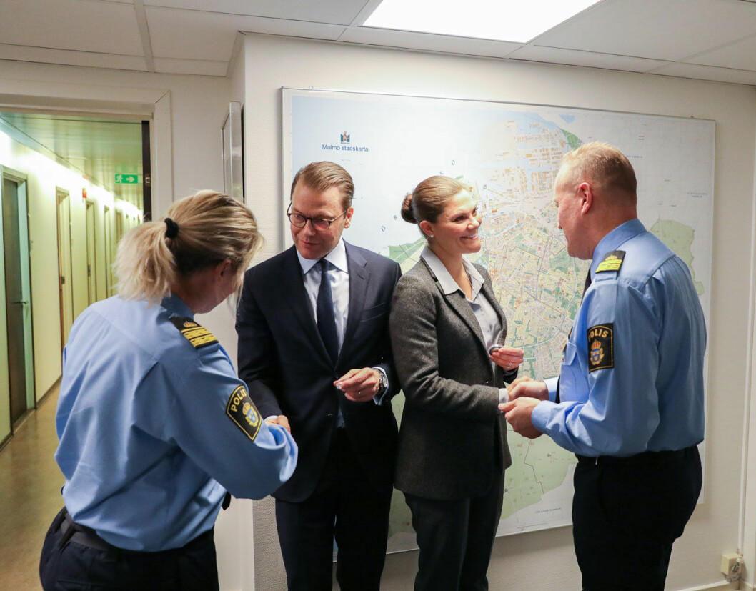 Kronprinsessan Victoria och prins Daniel passade på att tacka Malmöpolisen. Kronprinsessan Victoria och prins Daniel hos Malmöpolisen - de framför kungafamiljens tack till Sveriges poliser.