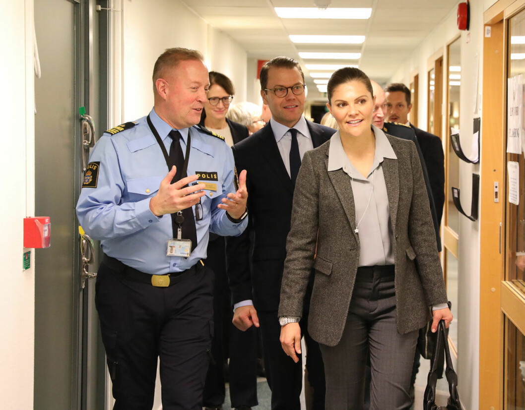 En framtida landsmoder? Kronprinsessan Victoria och prins Daniel besöker polisen i Malmö.