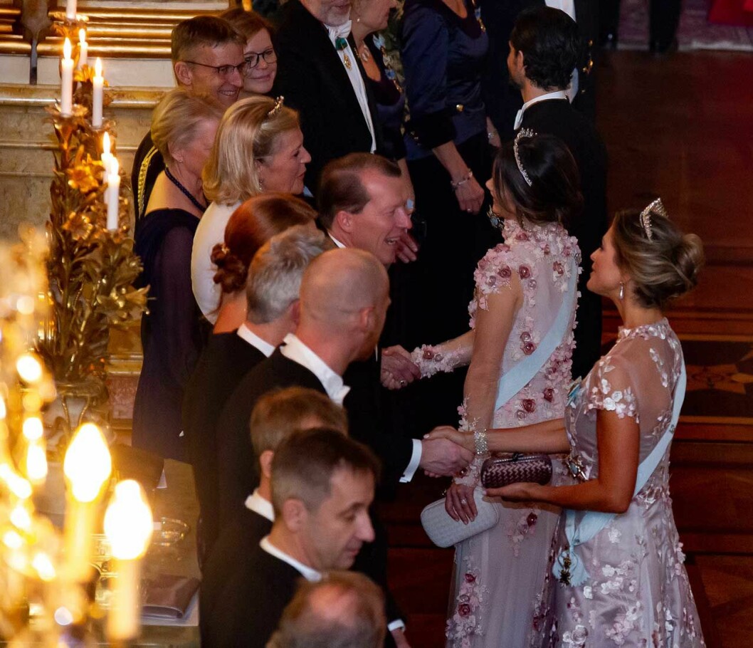 Den långa raden av gäster. Så här brukar det se ut när det är kungamiddag på Stockholms slott. Välkomstceremoni vid kungamiddag på Stockholms slott.