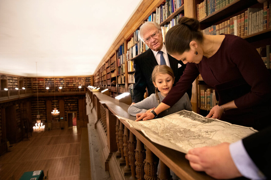 Kungen, kronprinsessan Victoria och prinsessan Estelle i Bernadottebiblioteket på Stockholms slott, en plats som Göran Alm älskade och som var hans ansvarsområde i många år. Kungen, Victoria och prinsessan Estelle i Bernadottebiblioteket