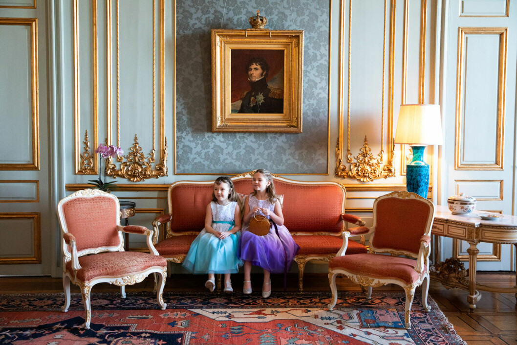 Emilia och Maja hade satt på sig sina finaste klänningar inför den Stora Dagen på slottet. Cancerdrabbade Emilia och hennes syster Maja fick komma till slottet genom Min Stora Dag och träffa kronprinsessan Victoria.