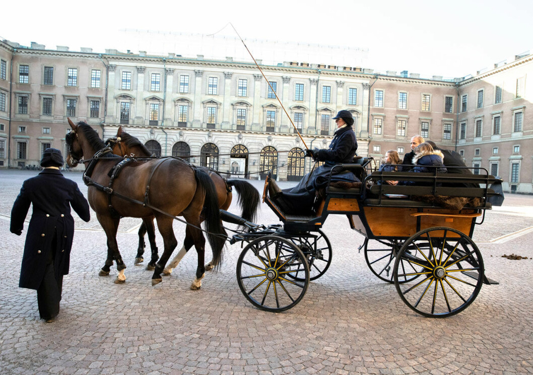 Hejdå slottet! Emilia fick åka häst och vagn efter sin Stora Dag med kronprinsessan Victoria på Kungliga slottet.