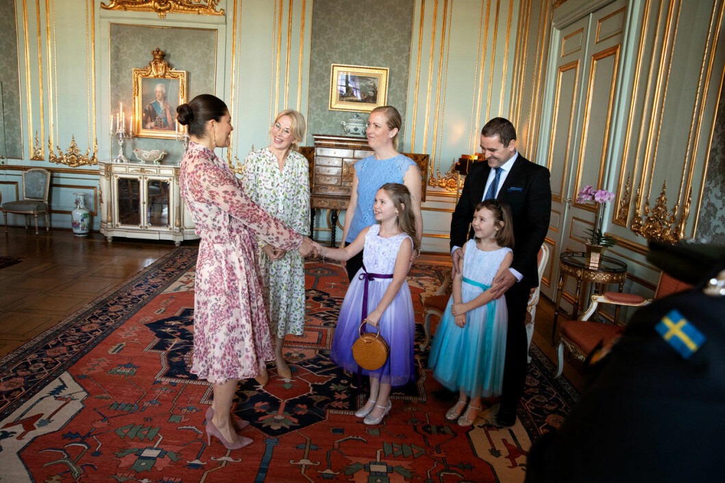 En lycklig sjuåring på slottet med sin familj. Cancersjuka Emilia och hennes familj träffade kronprinsessan Victoria på Kungliga slottet, genom Min Stora Dag.