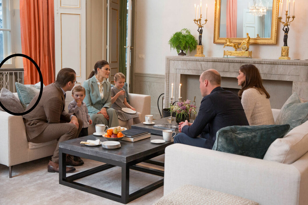 Du ser prins Oscars fönstersmyg inringad här! Vardagsrummet hemma hos Victoria och Daniel på Haga slott.