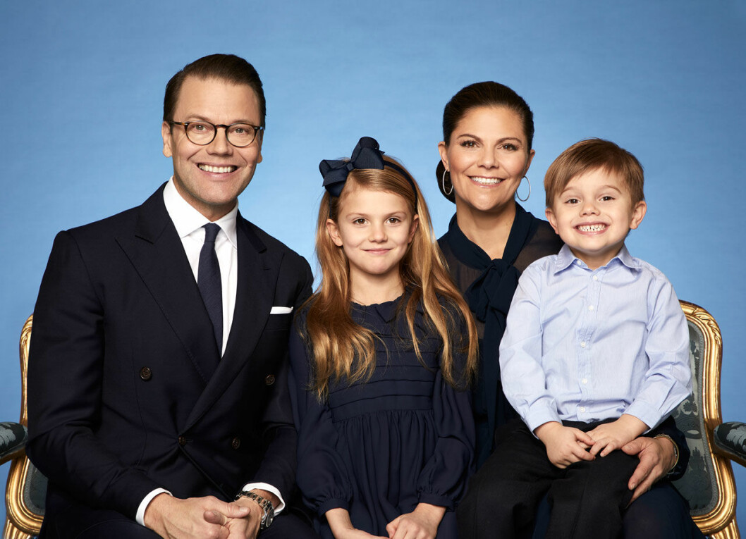 Den här veckan är kronprinsessfamiljen – Victoria, Daniel, Oscar och Estelle – tillbaka från sin sportlovsledighet. Var de har varit är dock inte känt. Kronprinsessan Victoria, prins Daniel, prinsessan Estelle och prins Oscar på nya officiella bilden.