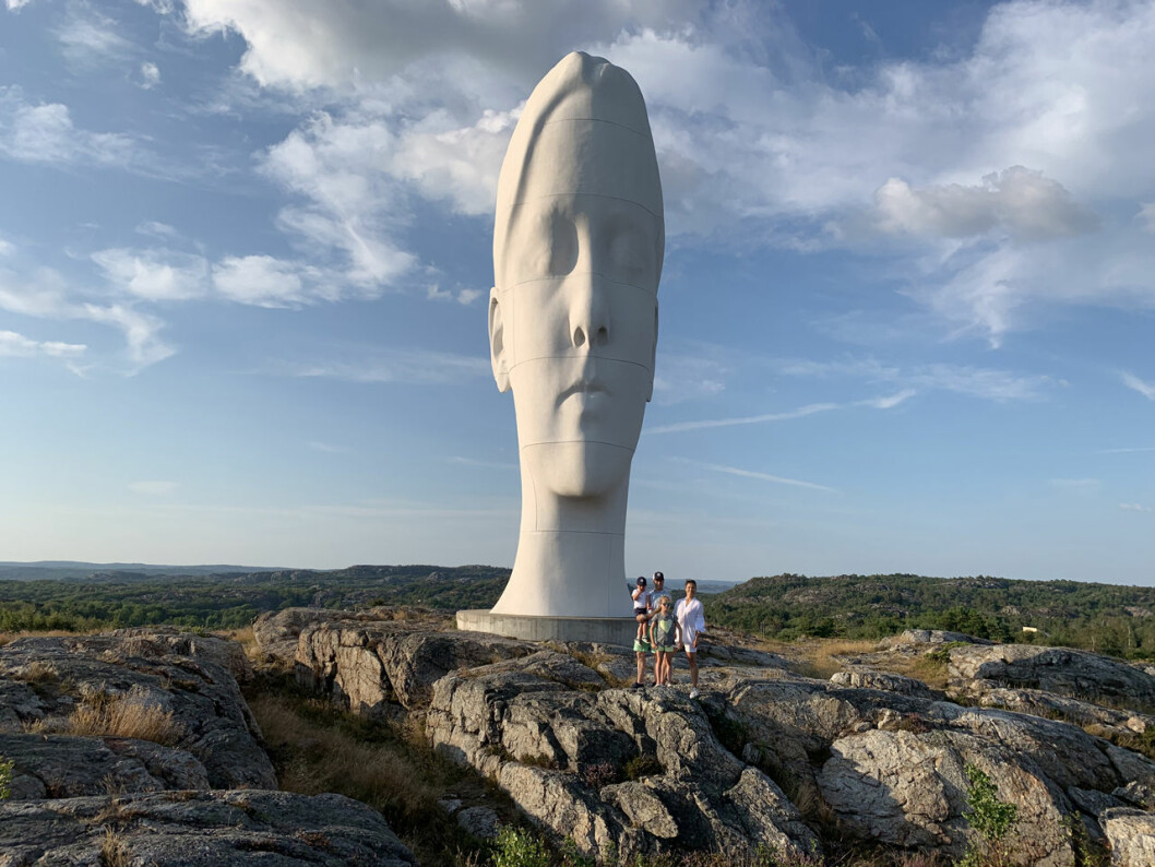 Kronprinsessfamiljen 2019. De ser ut som små myror brevid jätteskulpturen på Pilane gravfält på Tjörn. Kronprinsessfamiljen 2019.i skulpturparken på Pilane gravfält på Tjörn.