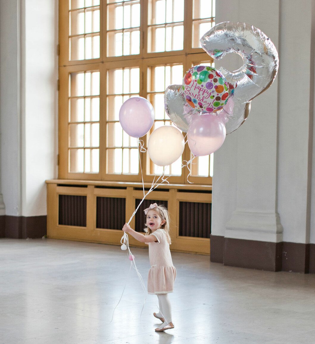 Så här såg det ut 2017, när Leonore fyllde tre och fortfarande firades kungligt. Hovets officiella bild på prinsessan Leonore på 3-årsdagen 2017.