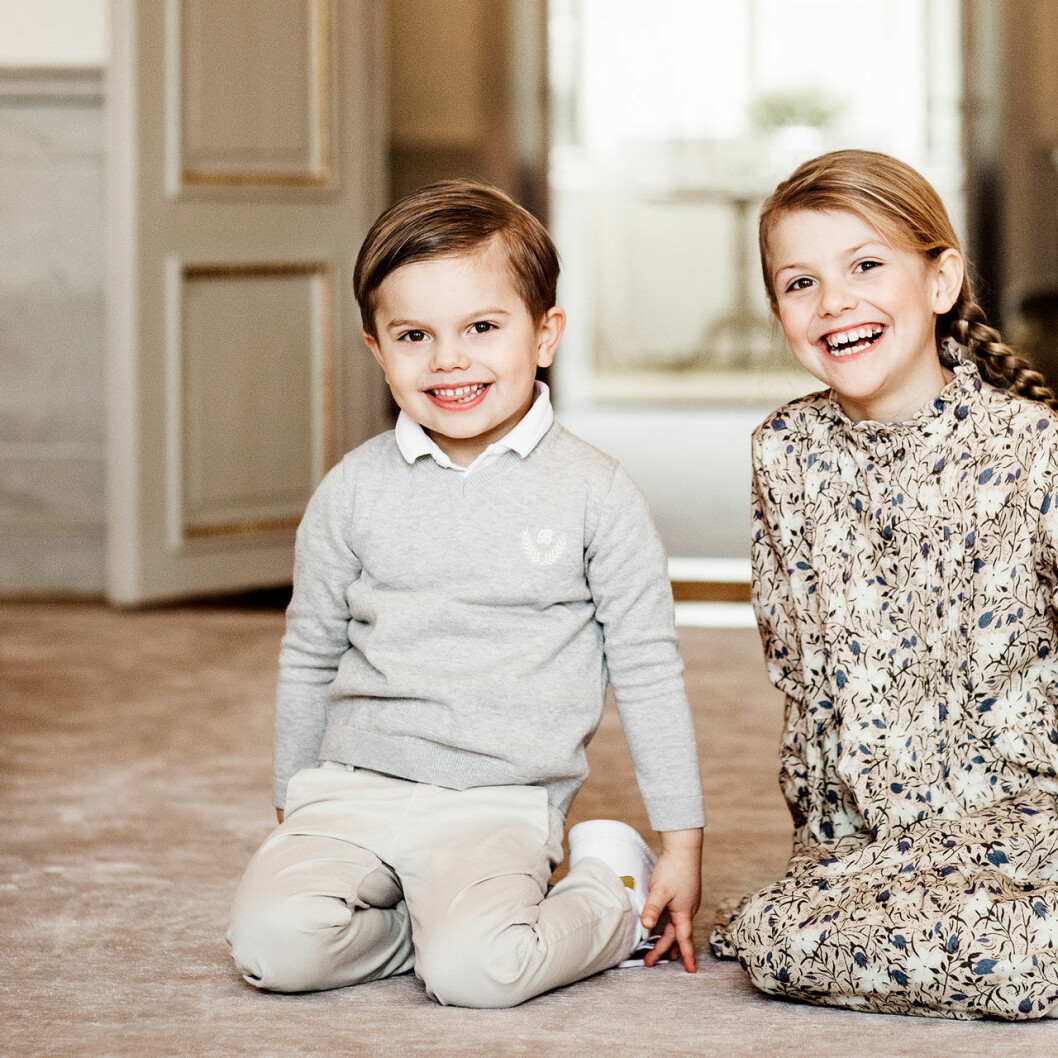Vattenkammad och med sidbena! Prins Oscar och prinsessan Estelle på Haga slott 2020.