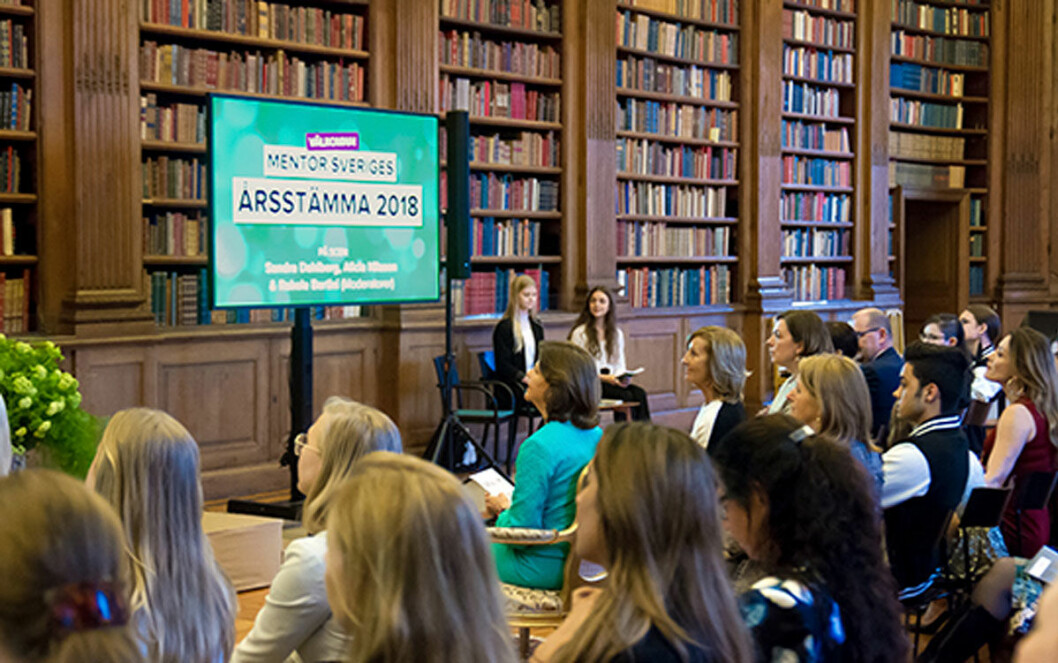 Under torsdagen närvarade drottning Silvia på Mentor Sveriges årsstämma på Bernadottebiblioteket på Stockholms slott. Under torsdagen närvarade drottning Silvia på Mentor Sveriges årsstämma på Bernadottebiblioteket på Stockholms slott.