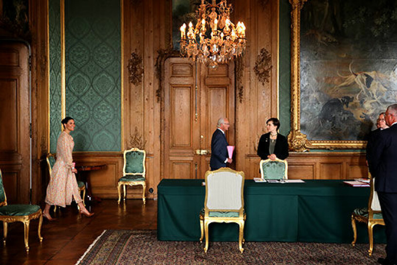 Kronprinsessan Victoria anländer till Lovisa Ulrikas matsal på Kungliga slottet, där Utrikesnämnden samlats för möte.