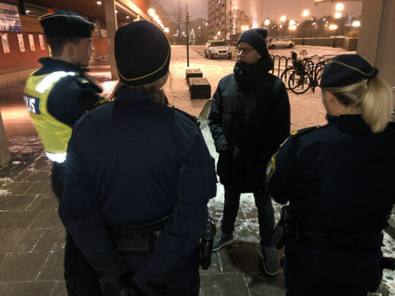”Jag är tacksam att få ta del av polisens arbete” säger prins Daniel, som följde den ordinarie patrullverksamheten under kvällen. Prins Daniel med områdespolisen i Skärholmen