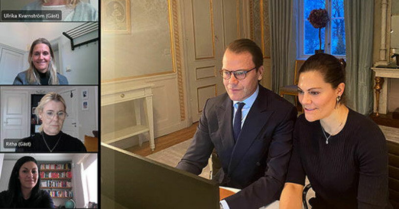 Victoria och Daniel tillbaka på jobbet. Kronprinsessparet på Haga slott i videomöte med deltagare från polisen och Kronprinsessparets stiftelse.
