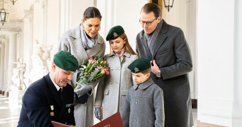 Barnen fick varsin basker! Överstelöjtnant Christofer Lennings från Victoriabataljonen vid Stockholms amfibieregemente överlämnade en bok om bataljonens verksamhet som namnsdagspresent, samt baskrar till Prinsessan Estelle och Prins Oscar.
