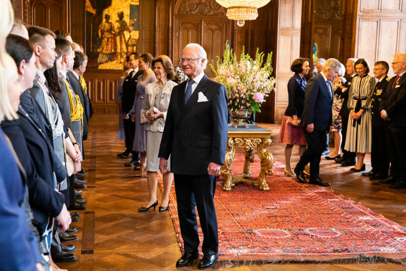 Kungen tackade även den finska delegationen. Kungafamiljens avskedsceremoni på slottet för Finlands president med fru