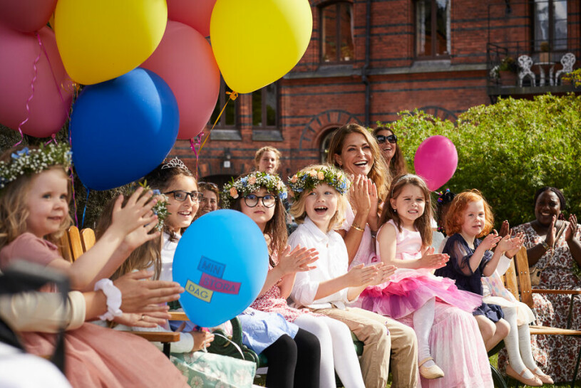 Madeleine och de åtta barnen – som alla fick åka limousine till Kungliga hovstallet. Prinsessan Madeleine har sommarkalas på Kungliga Hovstallet 2022