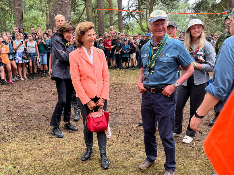 En av årets bästa bilder på kungafamiljens egen superscout! Kungen och drottning Silvia på scoutlägret Jamboree 22