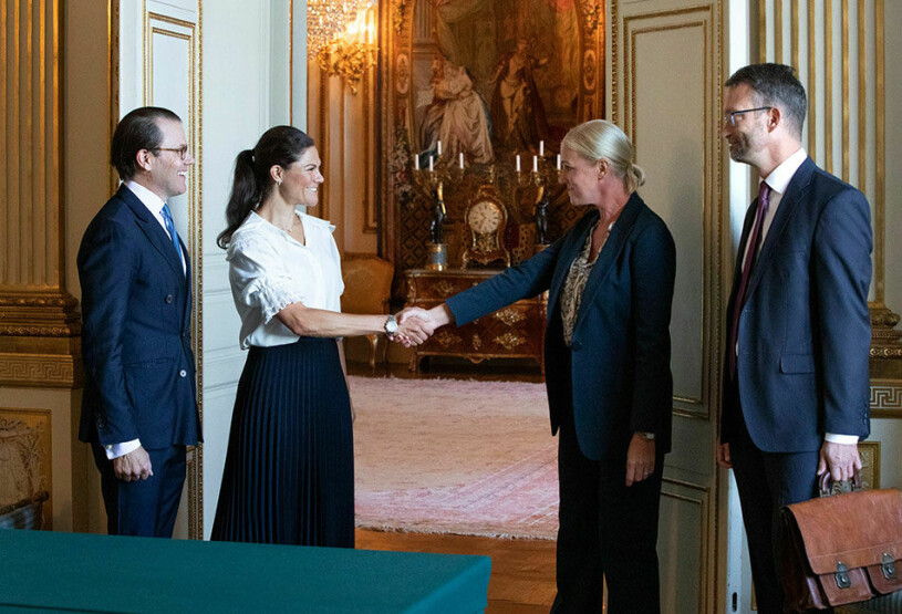 Spetsblus och plisserad kjol när Svenskt Näringsliv kom på besök. Frågor kring svenska bolags internationella handel stod på agendan. Kronprinsessan Victoria och prins Daniel i möte med Anna Stellinger och Henrik Isaksson från Svenskt Näringsliv