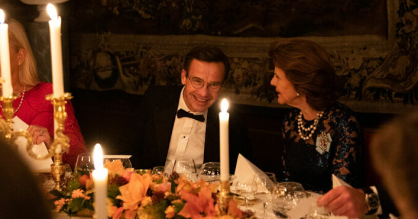 Statsministern och drottningen samtalade förmodligen om många ämnen under middagen. Drottningen i samtal med statsminister Ulf Kristersson.