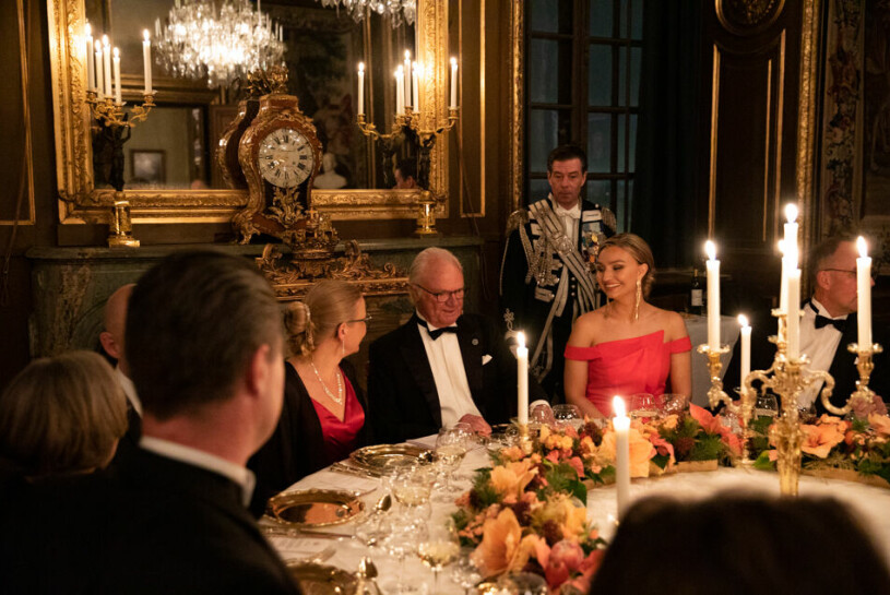 Kungen i samspråk med riksdagens andre vice talman Julia Kronlid och statsrådet Ebba Busch.